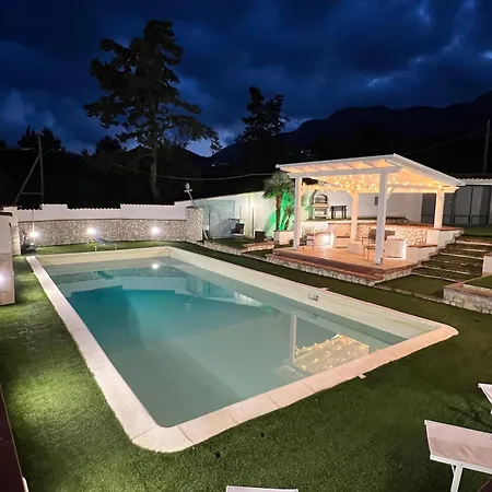Casty With Private Pool 빌라 트라비아