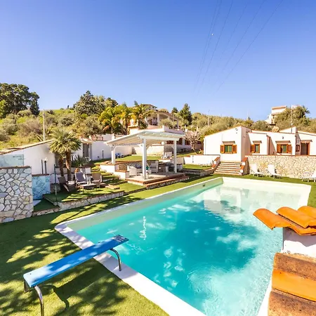 Βίλα Casty With Private Pool