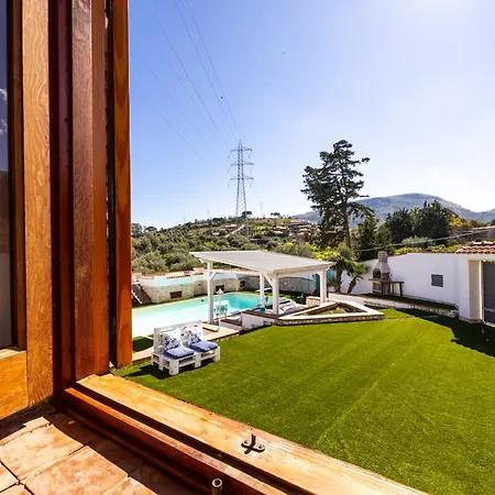 Βίλα Casty With Private Pool